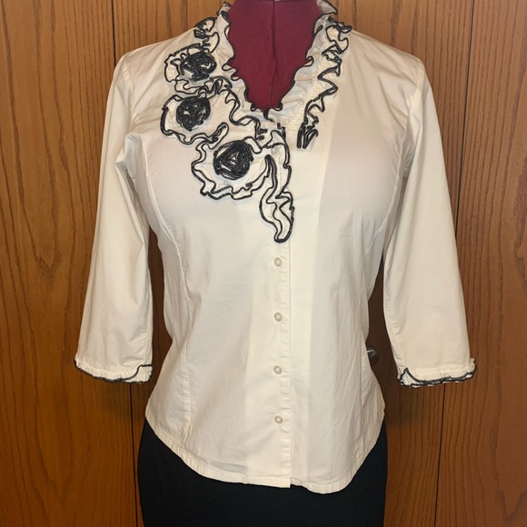 White with black trim fringe collar, sleeves and flowers. Ravel size S/P - Picture 2 of 7